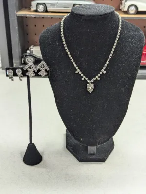 2 Necklaces & 4 Pairs of Ear clips