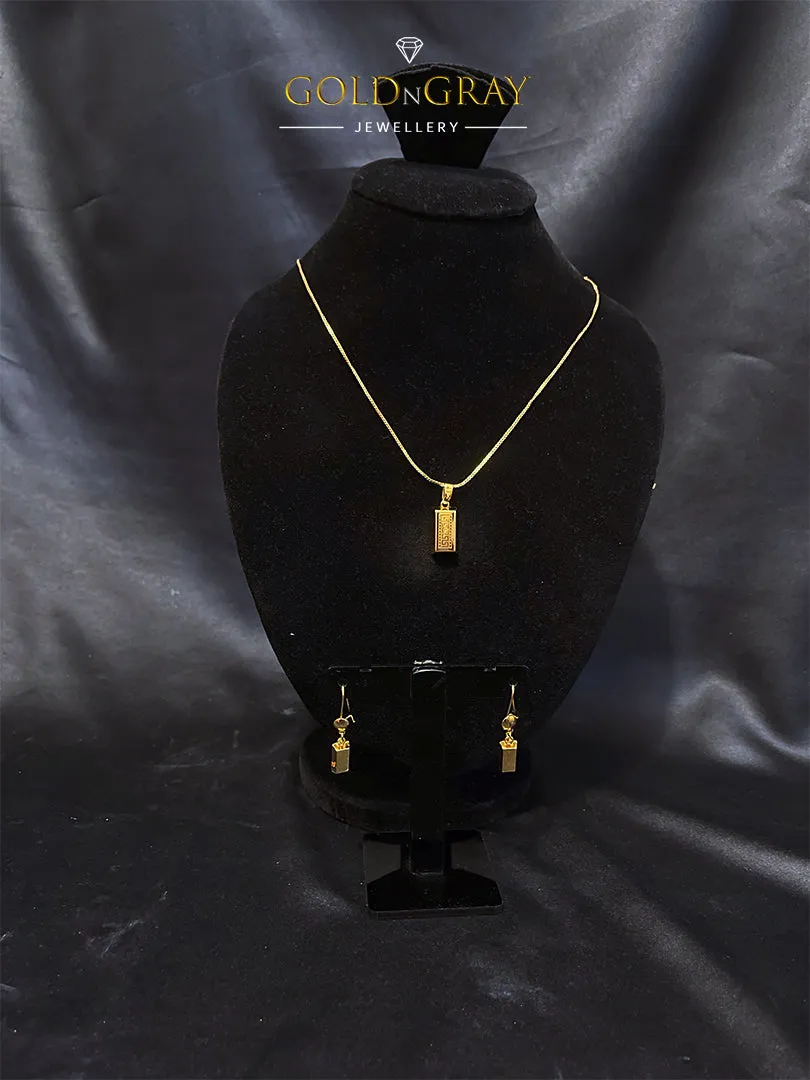 Modern Rectangular Gold Pendant Set with Geometric Detailing
