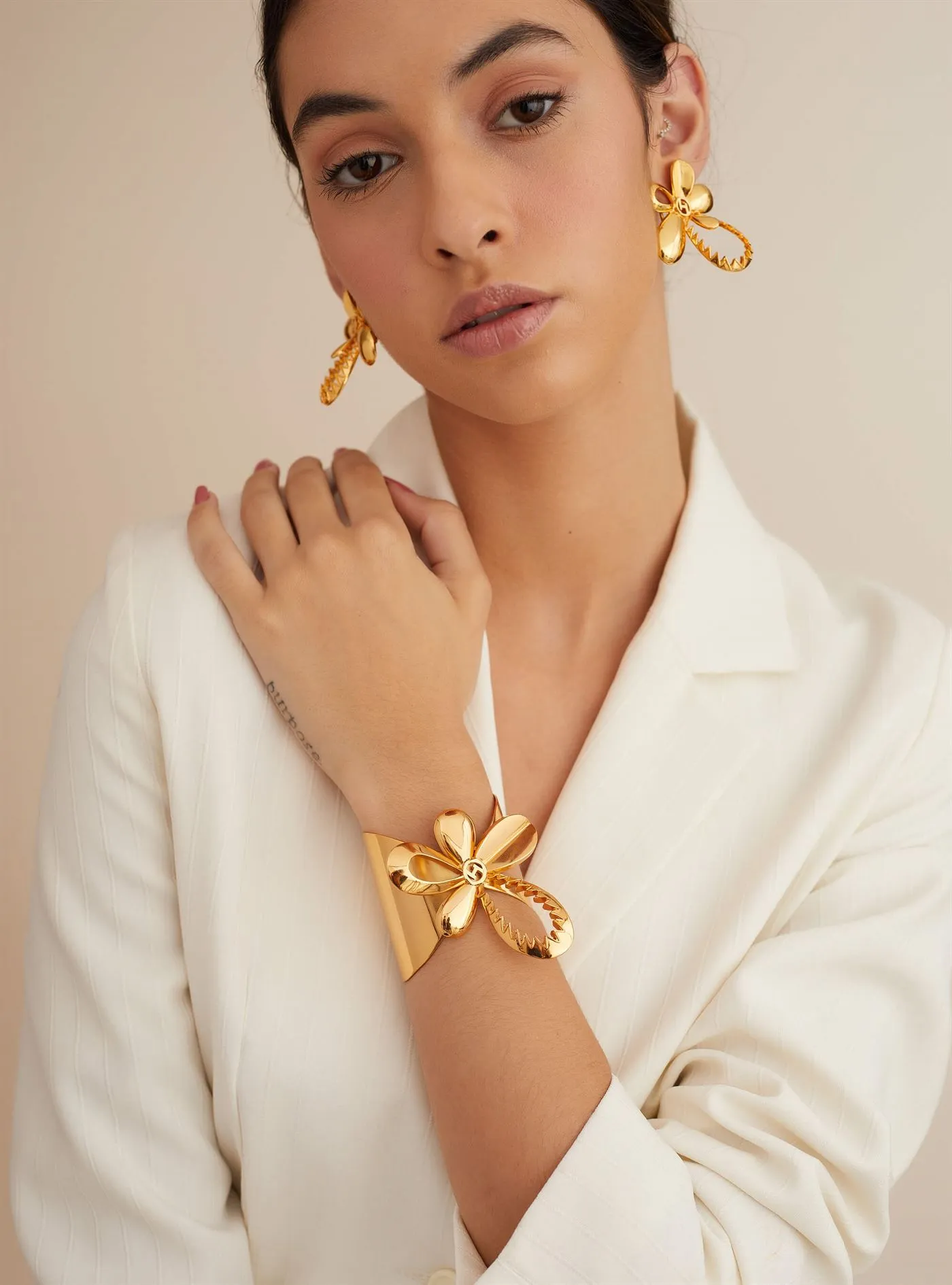 Outhouse   I   Oh Poppi Canal Street Tuberose Stud Earrings Brass, Gold Accessories OHAW21EA031